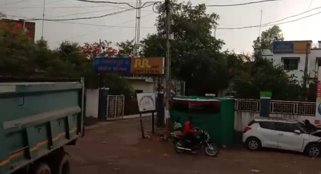 તાઉ-પે વાવાઝોડા ઇફેક્ટના લીધે દાહોદમાં બપોર બાદ વાતાવરણમાં આવ્યો પલટો:શહેર સહિત જિલ્લામાં ઠેર-ઠેર મિની વાવઝોડા સાથે કમોસમી વરસાદ વરસ્યું 