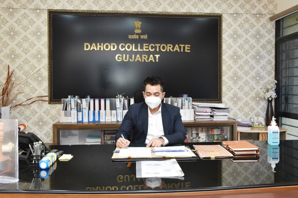 દાહોદના 20 માં કલેકટર તરીકે ચાર્જ સંભાળતા ડો. હર્ષિત ગોસાવી...