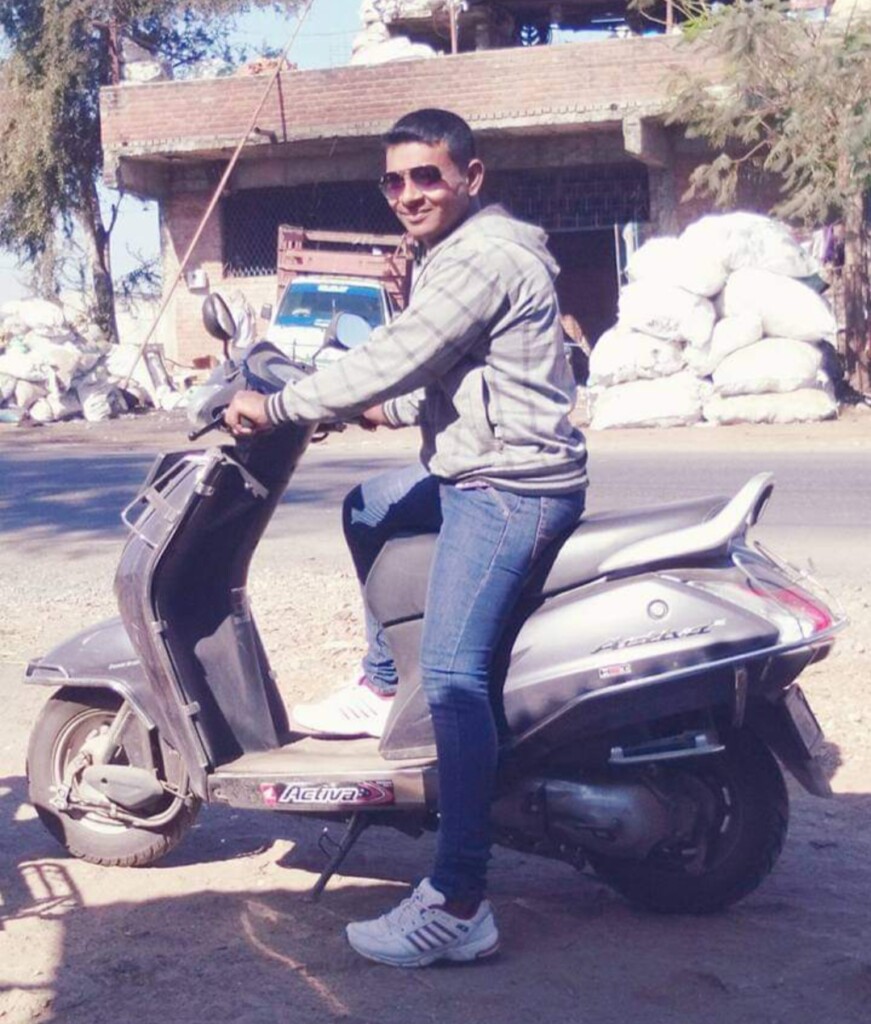 દાહોદ તાલુકાના મુવાલીયા ગામે યુવાનની હત્યા,એલસીબી પોલીસે ગણતરીના કલાકોમાં ભેદ ઉકેલ્યો:પ્રેમિકા સાથે અગાઉ સંબંધ હોવાનું કહી ખીજવતા મામાને ભાણેજે જન્મ દિવસની પાર્ટી આપવા બોલાવી ઠંડે કલેજે કાસળ કાઢ્યું
