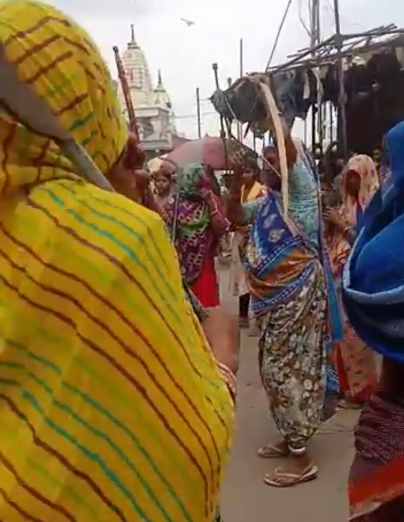 વરસાદ ખેંચાતા ધરતીપુત્રો દ્વારા કરાતી વિવિધ પારંપારિક પ્રથાઓ... દાહોદના આસપાસના ગ્રામ્ય વિસ્તારોમાં ક્યાંક શિવલિંગ ને પાણીમાં ડુબાડવા,ગ્રામીણ મહિલાઓ મારક હથિયારો સાથે સુસજ્જ થઇ ધાડ પાડવા, ક્યાંક હનુમાનજીની પ્રતિમાને છાણથી લિપણ કરી ઇન્દ્ર દેવના ગીતો ગાવાની પરંપરા આજે પણ યથાવત..