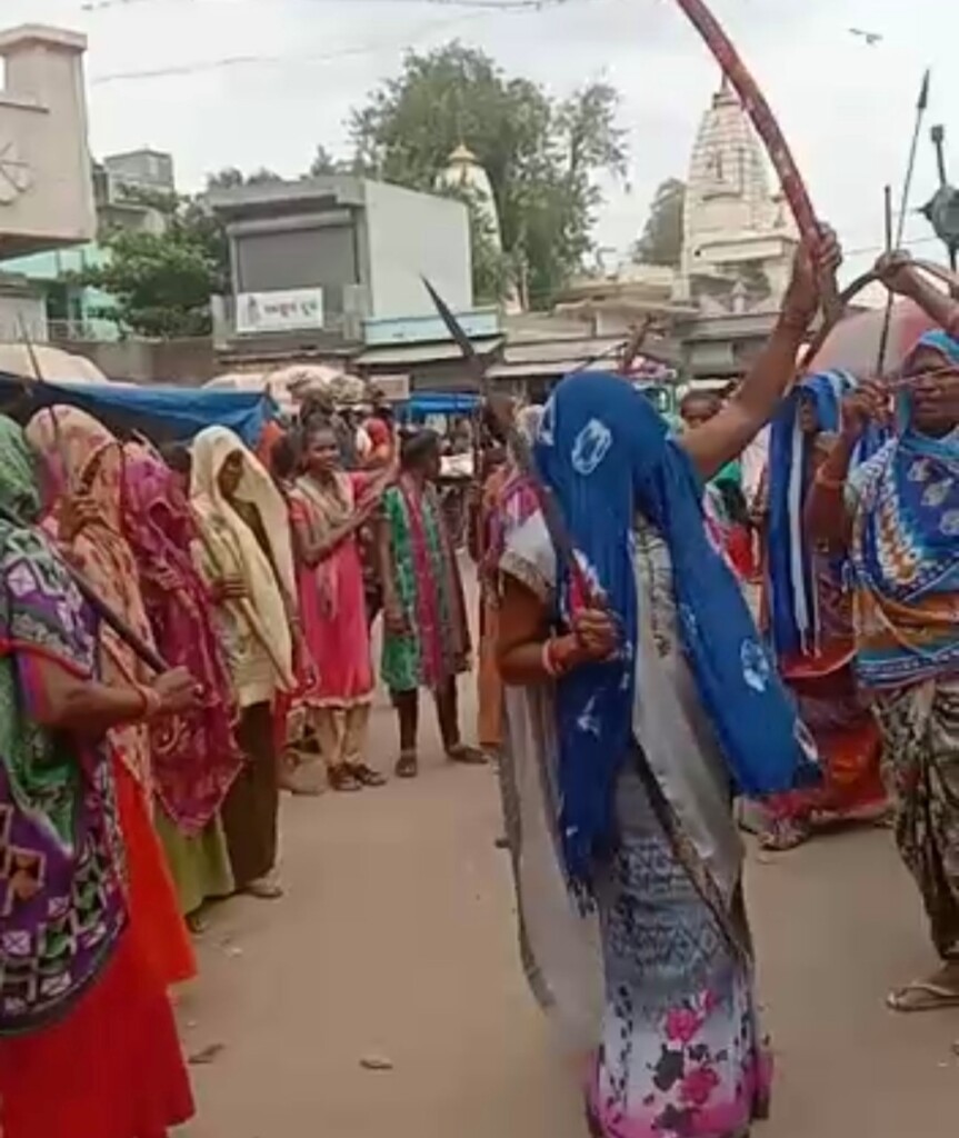 વરસાદ ખેંચાતા ધરતીપુત્રો દ્વારા કરાતી વિવિધ પારંપારિક પ્રથાઓ... દાહોદના આસપાસના ગ્રામ્ય વિસ્તારોમાં ક્યાંક શિવલિંગ ને પાણીમાં ડુબાડવા,ગ્રામીણ મહિલાઓ મારક હથિયારો સાથે સુસજ્જ થઇ ધાડ પાડવા, ક્યાંક હનુમાનજીની પ્રતિમાને છાણથી લિપણ કરી ઇન્દ્ર દેવના ગીતો ગાવાની પરંપરા આજે પણ યથાવત..