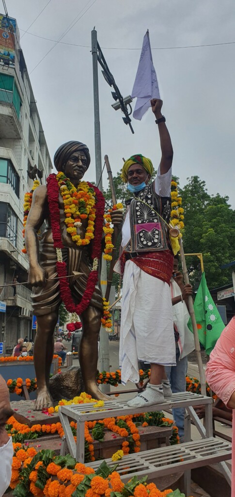 દાહોદ શહેર સહિત જિલ્લામાં વિશ્વ આદિવાસી દિવસની ધામધૂમથી ઉજવણી કરાઈ:તાત્યા ભીલ વગડામાં આદિવાસી પરિવાર, વનવિભાગ, રેલવે વિભાગના સંયુક્ત ઉપક્રમે મોટી સંખ્યામાં વૃક્ષારોપણ કરી પર્યાવરણના જતન માટે આવાહન કરી બિરસા મુંડા સર્કલ પર સ્વજનોની યાદમાં શ્રદ્ધાંજલિનો કાર્યક્રમ યોજાયો