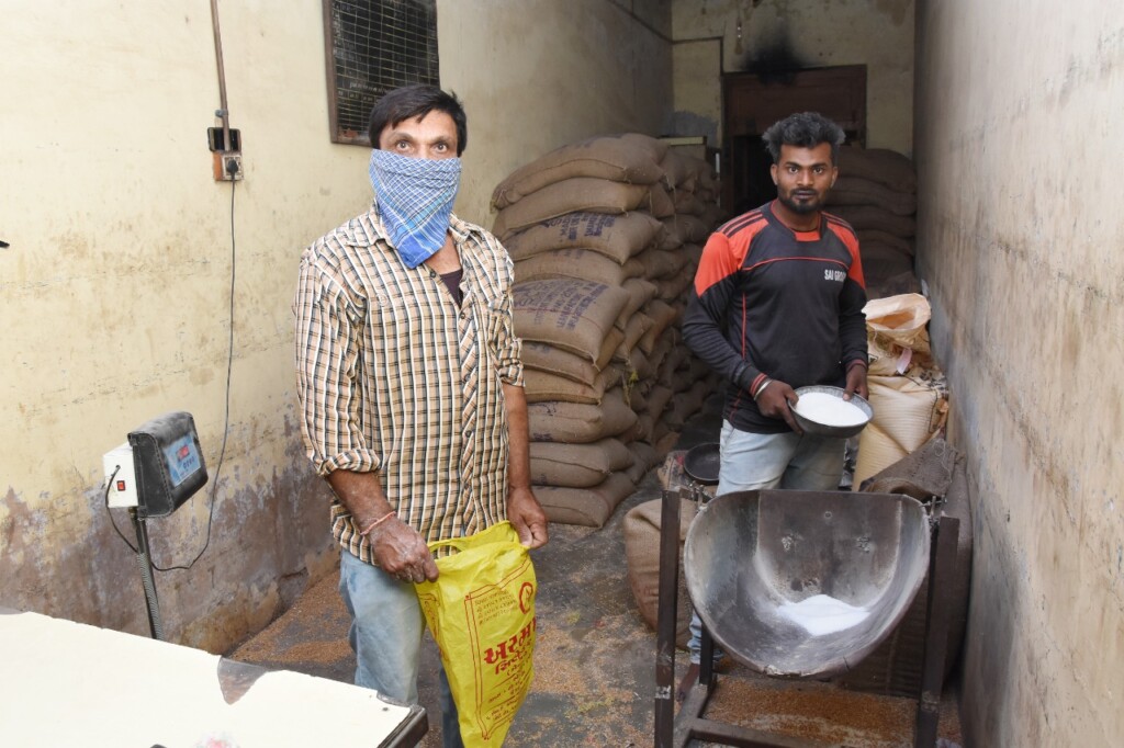 દાહોદ જિલ્લામાં કોરોનાકાળમાં ગરીબોની જઠરાગ્ની તૃપ્ત કરવા રાજ્ય સરકારનો મહાયજ્ઞ...કોરોનાની પ્રથમ લહેરમાં લાગલગાટ આઠ મહિના સરકારે દાહોદના અઢી લાખથી વધુ ગરીબ પરિવારોને ૧.૪૧ અબજથી વધુનું અનાજ નિ:શુલ્ક પહોંચાડ્યું