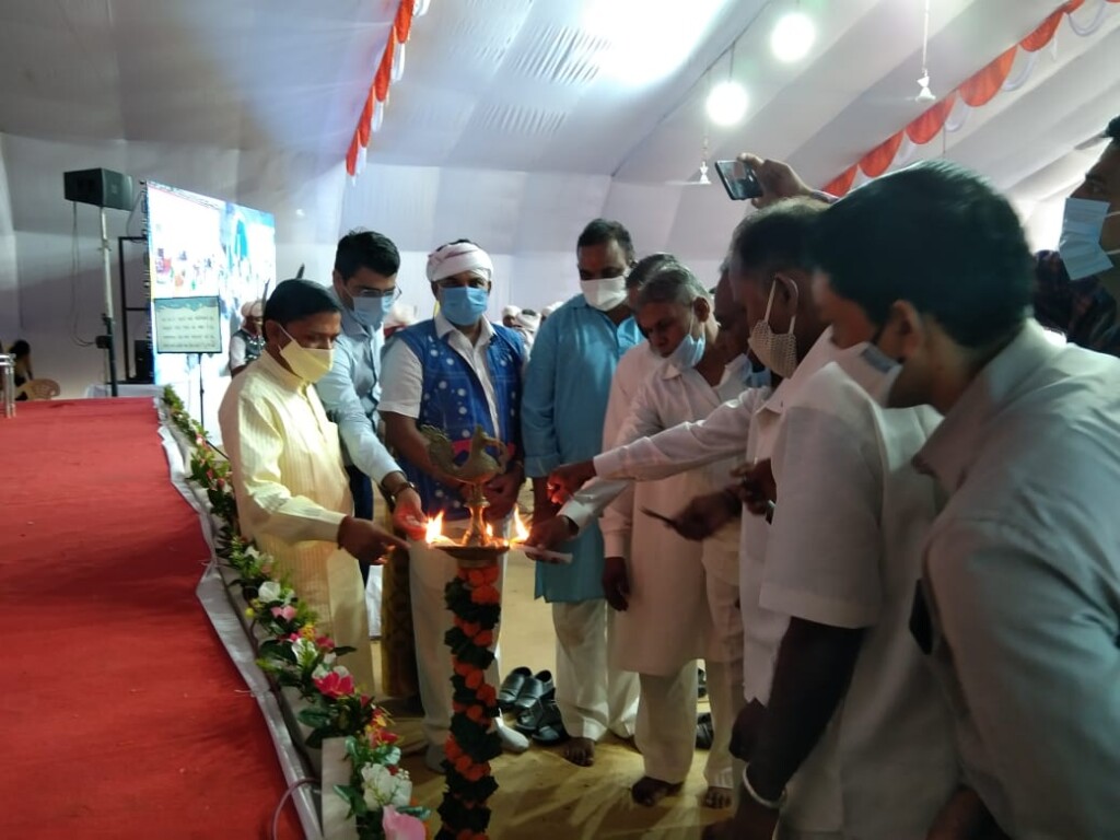 દાહોદ શહેર સહિત જિલ્લામાં વિશ્વ આદિવાસી દિવસની ધામધૂમથી ઉજવણી કરાઈ:તાત્યા ભીલ વગડામાં આદિવાસી પરિવાર, વનવિભાગ, રેલવે વિભાગના સંયુક્ત ઉપક્રમે મોટી સંખ્યામાં વૃક્ષારોપણ કરી પર્યાવરણના જતન માટે આવાહન કરી બિરસા મુંડા સર્કલ પર સ્વજનોની યાદમાં શ્રદ્ધાંજલિનો કાર્યક્રમ યોજાયો