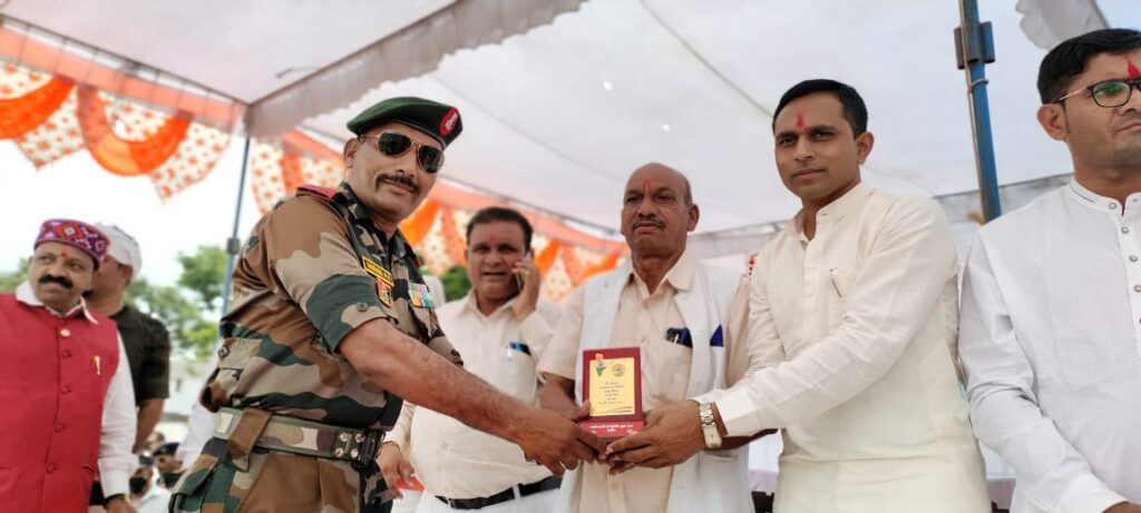 ગુજરાત માજી સૈનિક સંગઠન દ્વારા સ્વાતંત્ર્ય પવૅની ઉજવણી અંતર્ગત આદિવાસી પરિવાર દ્વારા માજી સૈનિકોનુ સન્માન કરાયું 