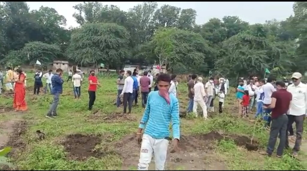 દાહોદ શહેર સહિત જિલ્લામાં વિશ્વ આદિવાસી દિવસની ધામધૂમથી ઉજવણી કરાઈ:તાત્યા ભીલ વગડામાં આદિવાસી પરિવાર, વનવિભાગ, રેલવે વિભાગના સંયુક્ત ઉપક્રમે મોટી સંખ્યામાં વૃક્ષારોપણ કરી પર્યાવરણના જતન માટે આવાહન કરી બિરસા મુંડા સર્કલ પર સ્વજનોની યાદમાં શ્રદ્ધાંજલિનો કાર્યક્રમ યોજાયો