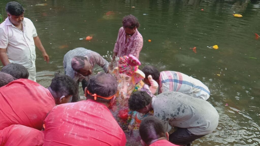 ગણપતિ બાપા મોરિયા અગલે બરસ તુ જલ્દી આ.. દાહોદ શહેર જિલ્લામાંથી વિઘ્નહર્તા દુંદાળા દેવનું વાજતે ગાજતે વિસર્જન કરાયું..