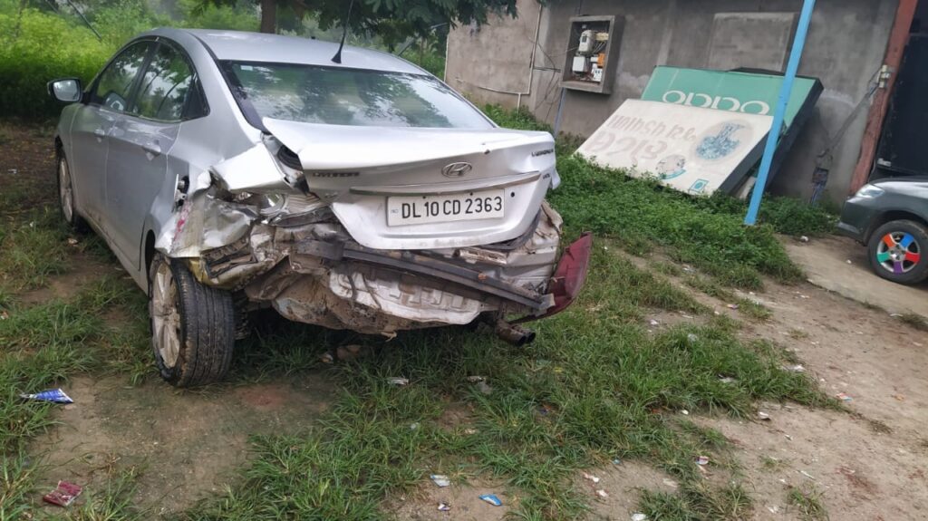 દાહોદ તાલુકાના જેકોટ નજીક ઇન્દોર અમદાવાદ નેશનલ હાઈવે પર ઓઇલ ભરેલું ટેન્કર પલ્ટી માર્યું:હાઈવે પર ઓઇલ ઢોળાતા પાછળથી આવતી બે ફોર વીલર ગાડીઓ અથડાઈ, એક તરફનો હાઇવે બંધ કરાયો