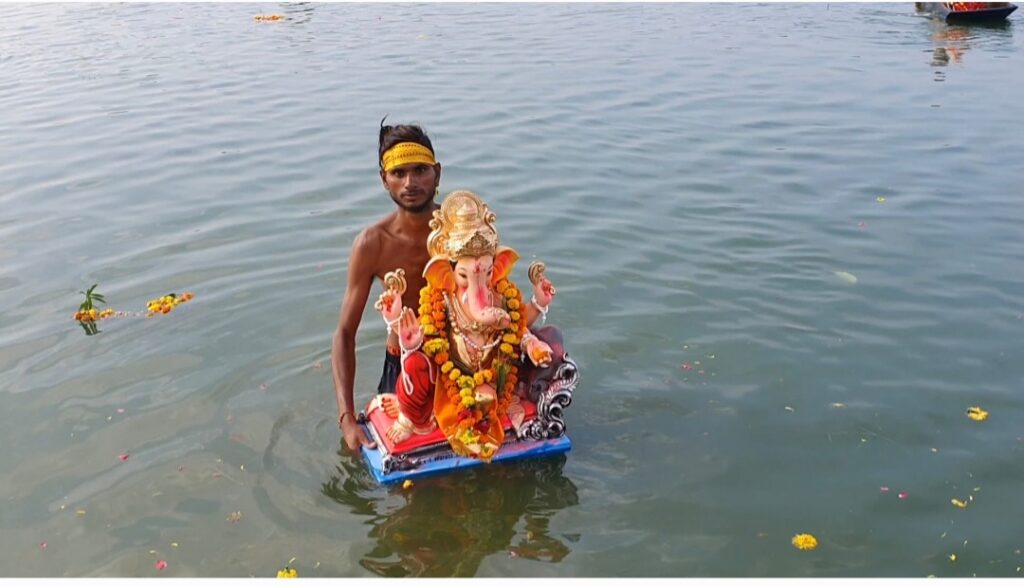ગણપતિ બાપા મોરિયા અગલે બરસ તુ જલ્દી આ.. દાહોદ શહેર જિલ્લામાંથી વિઘ્નહર્તા દુંદાળા દેવનું વાજતે ગાજતે વિસર્જન કરાયું..