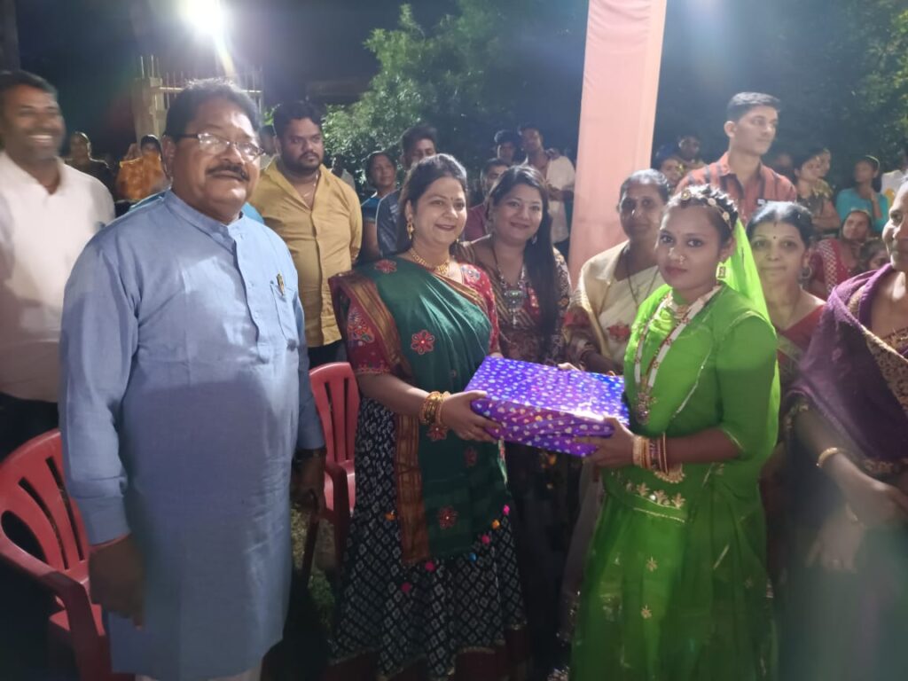 ઝાલોદ શહેરમાં નવરાત્રિ મહોત્સવમાં દાહોદ જિલ્લા પંચાયત પ્રમુખ ના હસ્તે ખેલૈયાઓને ઇનામ વિતરણ કરાયું.