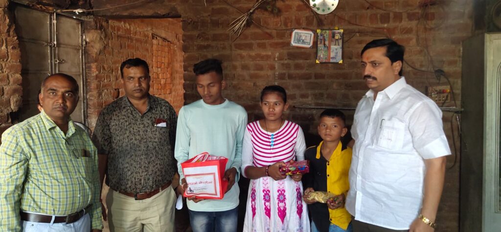 દાહોદમાં કોરોના કાળમાં માતા પિતાનું છત્ર ગુમાવનાર સંતાનોની મુલાકાતે પહોંચ્યા બાળ કલ્યાણ સમિતિના ચેરમેન...