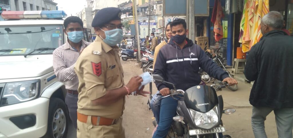 દાહોદ જિલ્લાના દેવગઢ બારીઆ નગરમાં દબાણ હટાવવાની કામગીરી પુરજાેશમાં: દબાણ હટાવો ઝૂંબેશમાં સ્થાનિક વહીવટીતંત્ર વહાલા-દવલાની નીતિ અપનાવતા હોવાના સ્થાનિકોના આક્ષેપો..!!