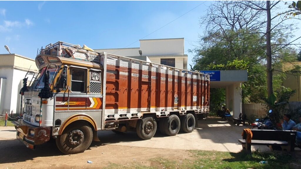 દાહોદમાં આંતરરાજ્ય નશાના કારોબાર નો પર્દાફાશ કરતી LCB: મધ્યપ્રદેશથી બાજરી તેમજ પથ્થરની ભુક્કીની થેલીઓની આડમાં ગુજરાતના રસ્તે રાજસ્થાન લઈ જવાતા 51.93 લાખના અફીણના જીંડવા ભરેલી ટ્રક ઝડપાઈ:ચાલકની અટકાયત..