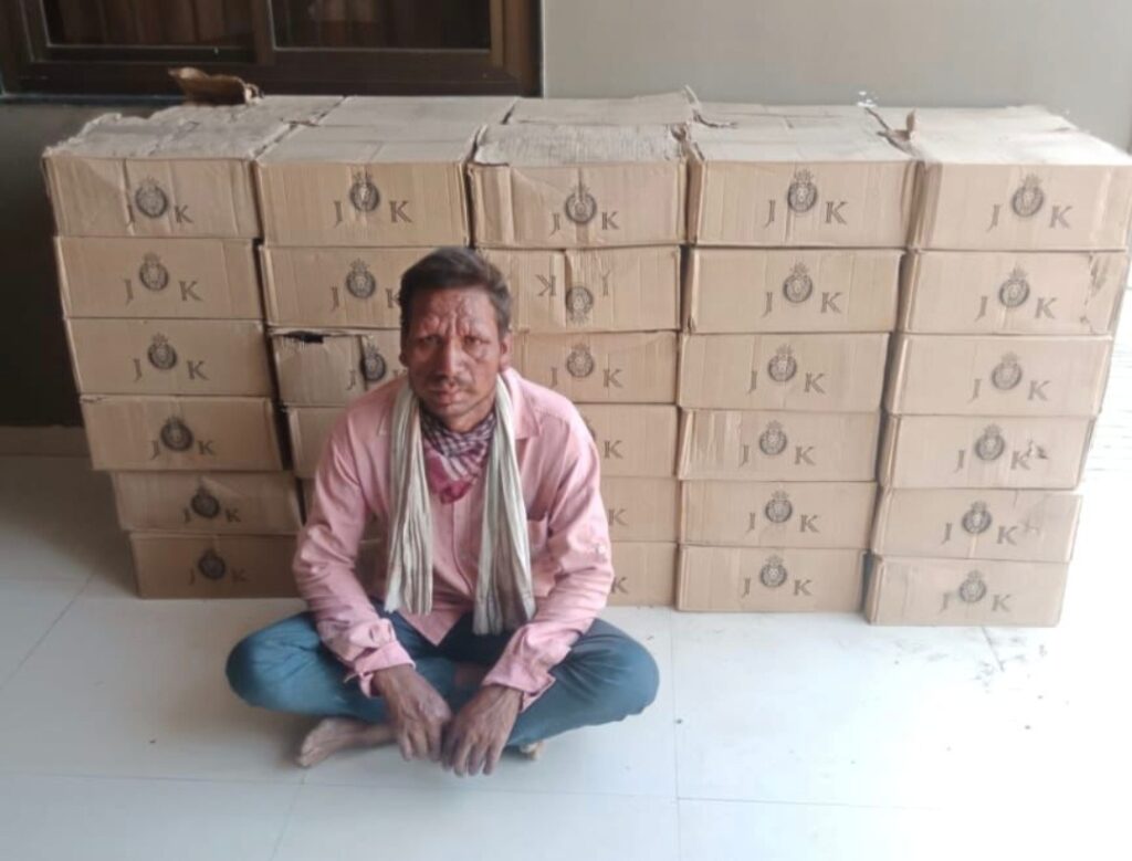 દેવગઢ બારિયા તાલુકાના ભથવાડા ટોલનાકા પર ટ્રેકટરમાં કપચી આડમાં સંતાડી ને લઇ જવાતો વિદેશી દારૂનો જથ્થો ઝડપાયો:પોલીસે 4.74 લાખના મુદ્દામાલ સાથે એકની અટકાયત કરી 