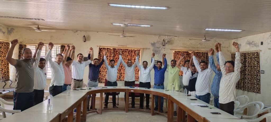 દાહોદ જિલ્લાની વિવિધ 14 જેટલાં વિભાગોના હોદ્દેદારોએ જૂની પેન્શન યોજના બાબતે બેઠક કરી દાહોદ જિલ્લા સંયુક્ત કર્મચારી મોરચાની રચના કરી