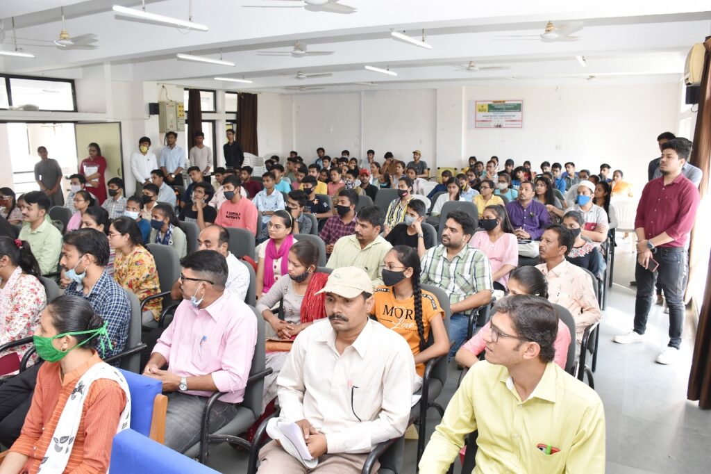 દાહોદ જિલ્લા વહીવટી તંત્રની નવતર પહેલ ‘પ્રયાસ’ : એન્જીન્યિરીંગ તેમજ મેડીકલ એન્ટ્રસ એકઝામ પાસ કરવા માટે વિદ્યાર્થીઓને ફ્રી અને કવોલિટી કોચિંગ અપાશે