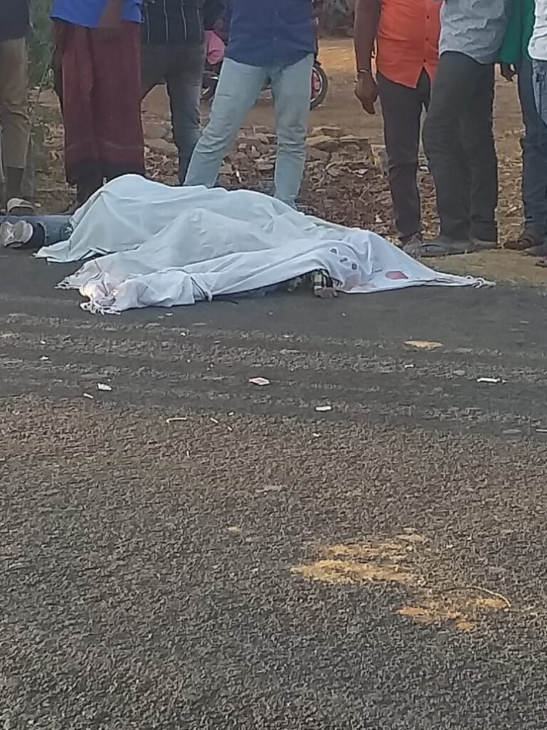 ફતેપુરા તાલુકાના ઘાણીખુટમાં મોટરસાયકલ-જેસીબી વચ્ચે ગોઝારો અકસ્માત સર્જાતા 4 ના સ્થળ ઉપર મોત:1ની સ્થિતિ ગંભીર:1બાળકીને સામાન્ય ઇજા.