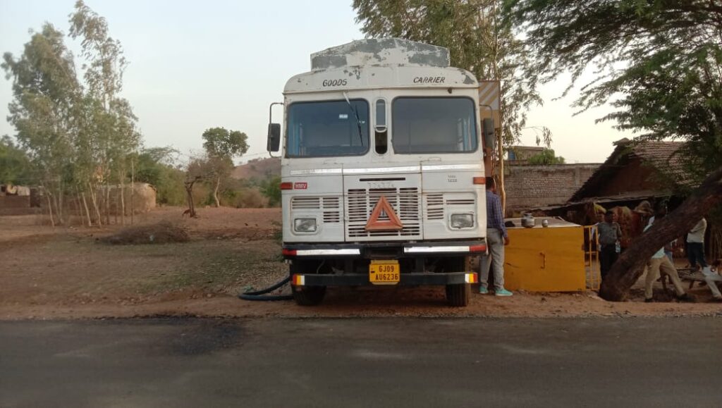 ફતેપુરા તાલુકાના ડુંગરા ગામેથી શંકાસ્પદ બાયો ડીઝલનું ટેન્કર ઝડપાયું:10.43 લાખનો મુદ્દામાલ જપ્ત...