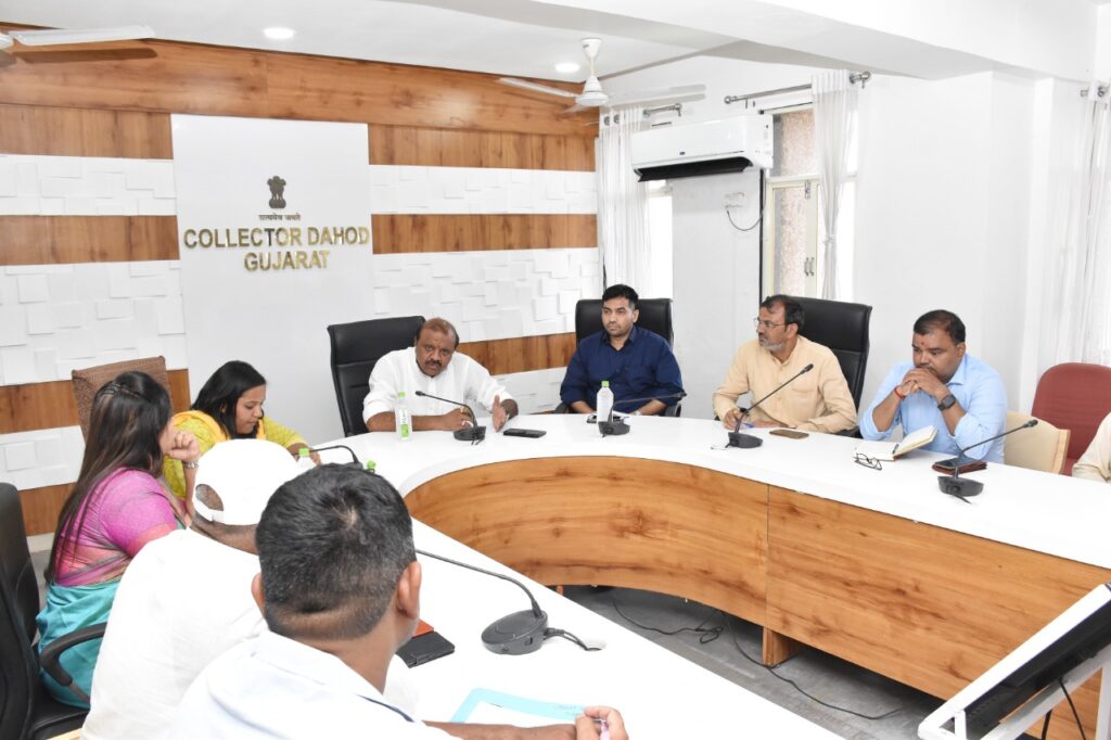 સાંસદ ખેલ સ્પર્ધાના આયોજનના ભાગ રૂપે દાહોદ કલેકટર કચેરી ખાતે સાંસદ શ્રી જશવંતસિંહ ભાભોરનાં અધ્યક્ષ સ્થાને બેઠક યોજાઇ.