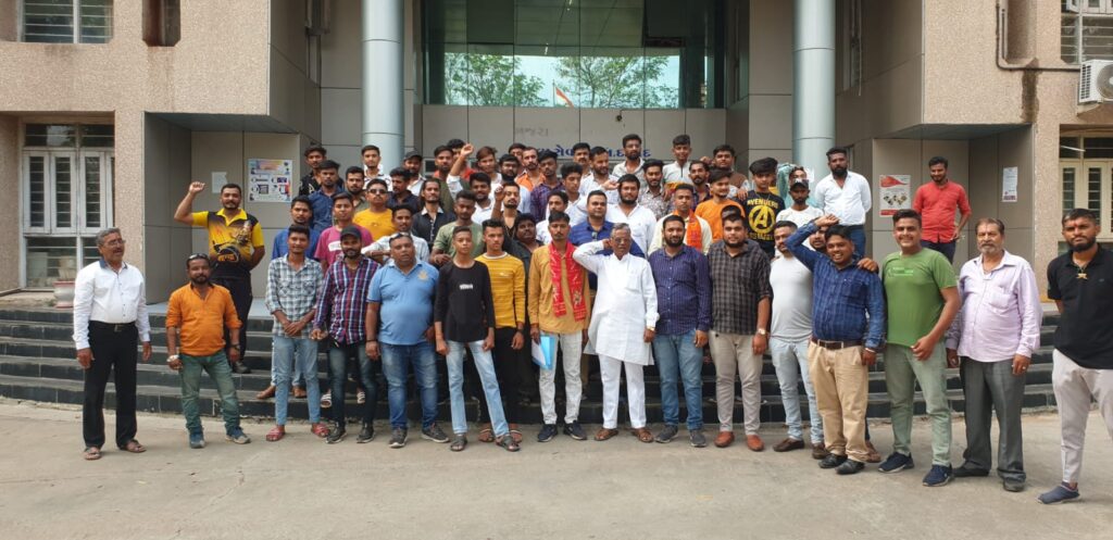 દાહોદ:દેશમાં વધી રહેલા ઈસ્લામિક જેહાદી કટ્ટરવાદના અને હિંસા ફેલાવનારા તત્વો સામે કાર્યવાહીની માંગ સાથે વિશ્વ હિન્દુ પરિષદ બજરંગ દળ નું રાષ્ટ્રપતિને આવેદન..