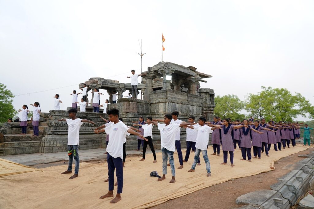 રાજ્યમાં વિશ્વ યોગ દિવસ નિમિત્તે આઝાદી કા અમુત મહોત્સવ અંતર્ગત ૭૫ આઇકોનિક સ્થળો પૈકી બાવકાના શિવ મંદિર ખાતે ઉજવણી કરાઇ