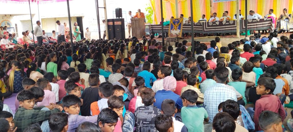 દાહોદ જિલ્લામાં કન્યા કેળવણી મહોત્સવ અને શાળા પ્રવેશોત્સવ કાર્યક્રમ અંતર્ગત બાળકોને શાળામાં પ્રવેશ કરાવતા સાંસદ શ્રી જસવંતસિંહ ભાભોર