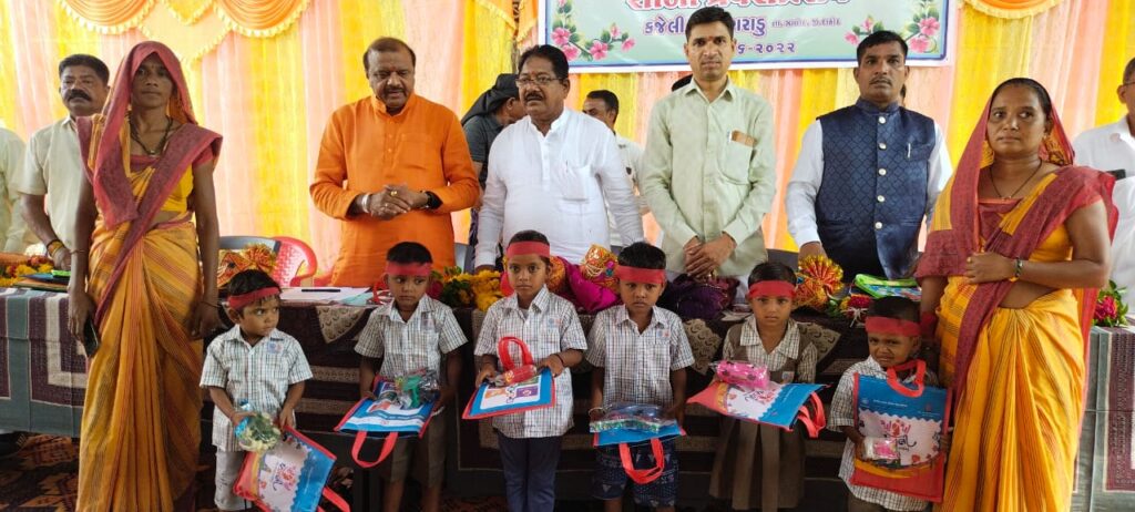 દાહોદ જિલ્લામાં કન્યા કેળવણી મહોત્સવ અને શાળા પ્રવેશોત્સવ કાર્યક્રમ અંતર્ગત બાળકોને શાળામાં પ્રવેશ કરાવતા સાંસદ શ્રી જસવંતસિંહ ભાભોર
