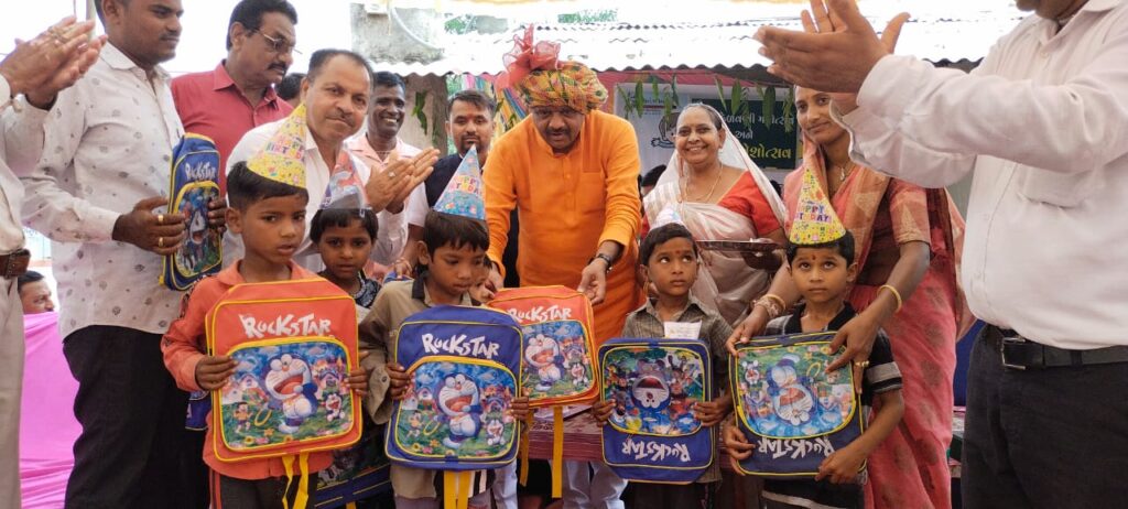 દાહોદ જિલ્લામાં કન્યા કેળવણી મહોત્સવ અને શાળા પ્રવેશોત્સવ કાર્યક્રમ અંતર્ગત બાળકોને શાળામાં પ્રવેશ કરાવતા સાંસદ શ્રી જસવંતસિંહ ભાભોર