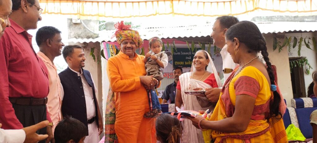દાહોદ જિલ્લામાં કન્યા કેળવણી મહોત્સવ અને શાળા પ્રવેશોત્સવ કાર્યક્રમ અંતર્ગત બાળકોને શાળામાં પ્રવેશ કરાવતા સાંસદ શ્રી જસવંતસિંહ ભાભોર