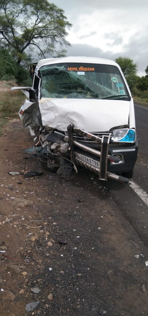 દાહોદ ગરબાડા હાઇવે ઉપર બે કાર સામસામે અથડાતા અકસ્માત સર્જાયો