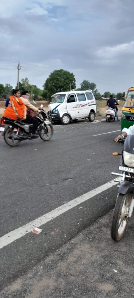 દાહોદ ગરબાડા હાઇવે ઉપર બે કાર સામસામે અથડાતા અકસ્માત સર્જાયો