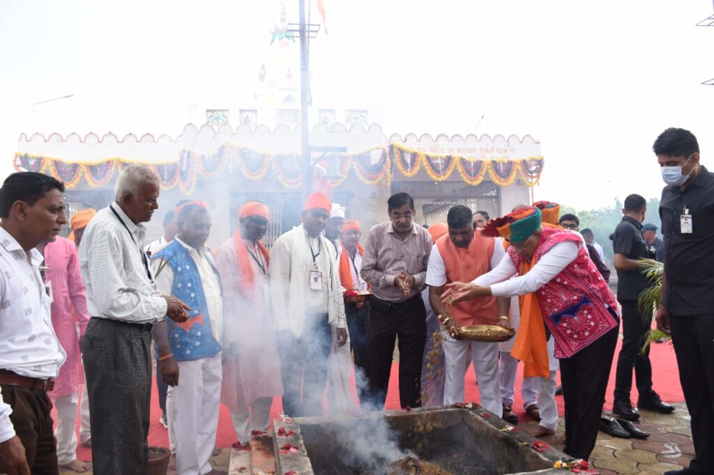 વિશ્વ આદિવાસી દિવસે કમ્બોઇધામ ખાતે શ્રી ગોવિંદ ગુરૂને ભાવાંજલી આપતા મુખ્યમંત્રી શ્રી ભૂપેન્દ્રભાઇ પટેલ