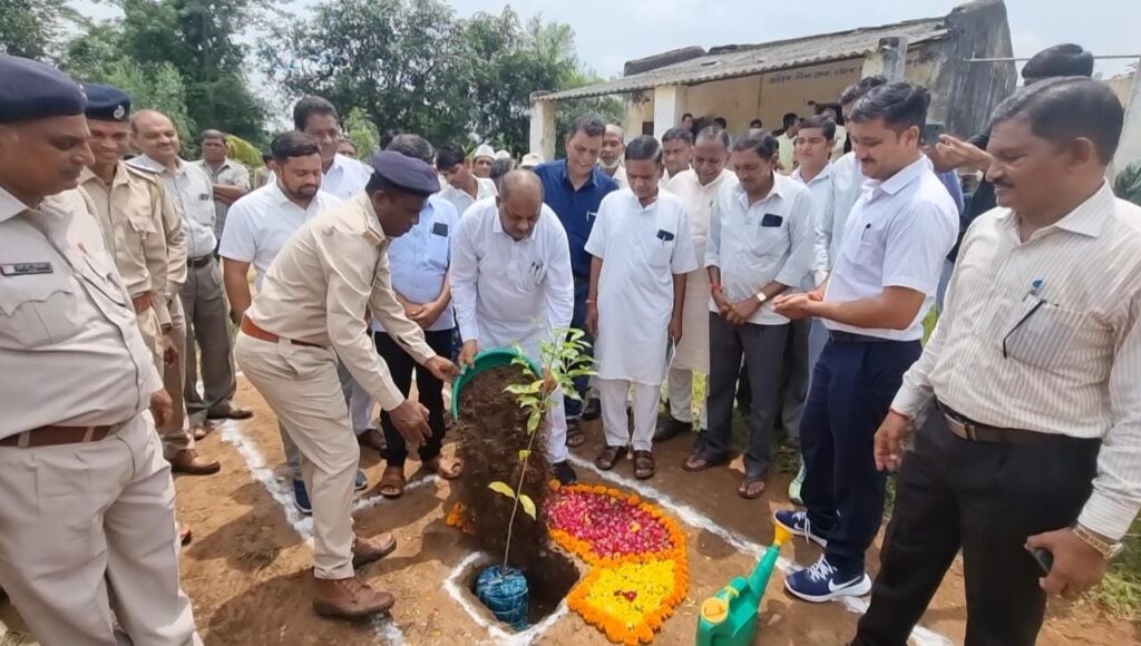 દે.બારીયા તાલુકાના દેગાવાડા ગામની પ્રાથમિક શાળામાં 73 માં વન મહોત્સવની ઉજવણી કરાઈ...