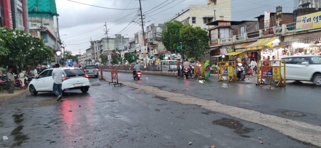 દાહોદ તેમજ ઝાલોદ પંથકમાં ઢળતી સાંજે વાતાવરણમાં પલટો: ઠંડા પવનની સાથે વરસાદી ઝાપટા થી વાતાવરણમાં ઠંડક પ્રસરી..