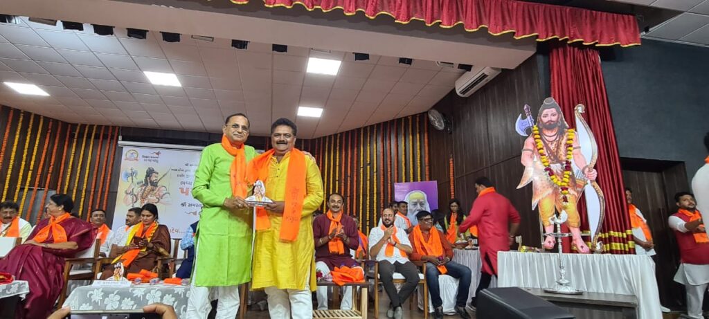 દાહોદ ખાતે શ્રી સમસ્ત ગુજરાત બ્રહ્મ સમાજ દ્વારા પરશુ દીક્ષાના કરવામાં આવેલ આયોજનમાં મોટી સંખ્યામાં ભૂ દેવો ઉપસ્થિત રહ્યાં !