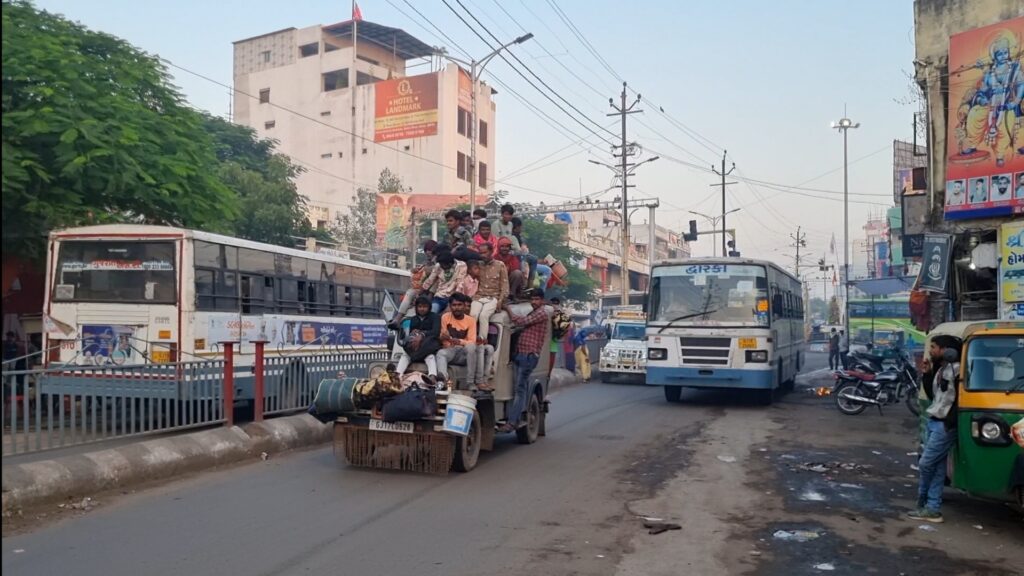 દિવાળી નિમિત્તે શહેરના બજારોમાં મંદી જોવાતા વેપારીઓમાં ચિંતાનો માહોલ:દાહોદ જિલ્લામાંથી 50 ટકા જેટલા શ્રમિક પરિવારો પેટ્યું રળવા બહારગામ હોવાથી દિવાળી ફિક્કી રહેવાના અણસાર...