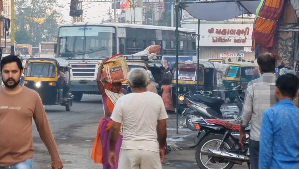 દિવાળી નિમિત્તે શહેરના બજારોમાં મંદી જોવાતા વેપારીઓમાં ચિંતાનો માહોલ:દાહોદ જિલ્લામાંથી 50 ટકા જેટલા શ્રમિક પરિવારો પેટ્યું રળવા બહારગામ હોવાથી દિવાળી ફિક્કી રહેવાના અણસાર...