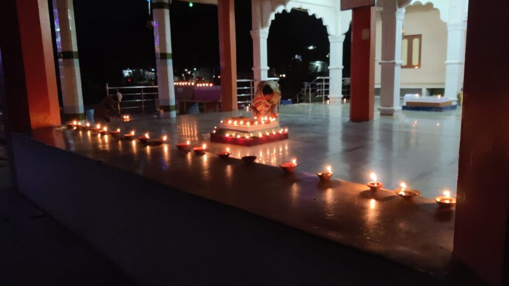 દાહોદ શહેર સહિત જિલ્લાભરમાં ચંદ્ર ગ્રહણ પૂર્ણ થતા તમામ મંદિરોના દરવાજા ખોલવામાં આવ્યા અને દેવ દિવાળીની ઉજવણી કરવામાં આવી
