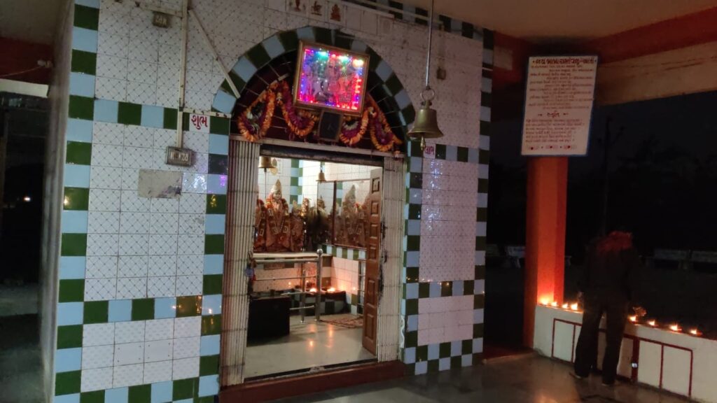 દાહોદ શહેર સહિત જિલ્લાભરમાં ચંદ્ર ગ્રહણ પૂર્ણ થતા તમામ મંદિરોના દરવાજા ખોલવામાં આવ્યા અને દેવ દિવાળીની ઉજવણી કરવામાં આવી