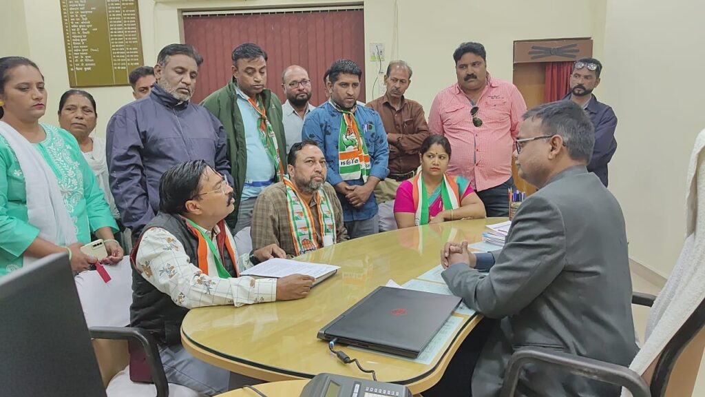 રેલવે સબંધી કેટલાક મુદ્દાઓને લઈ દાહોદ શહેર કોંગ્રેસ સમિતિનું રેલવે મુખ્ય કારખાના પ્રબંધકને આવેદન...