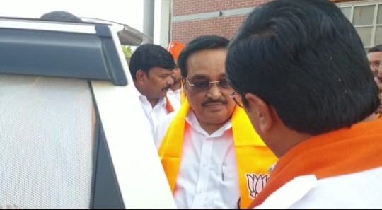 દાહોદ જિલ્લામાં ભાજપના અસંતુષ્ટો તેમજ નારાજ કાર્યકર્તાઓને મનાવવા સી. આર. પાટીલ દાહોદ દોડી આવ્યા....