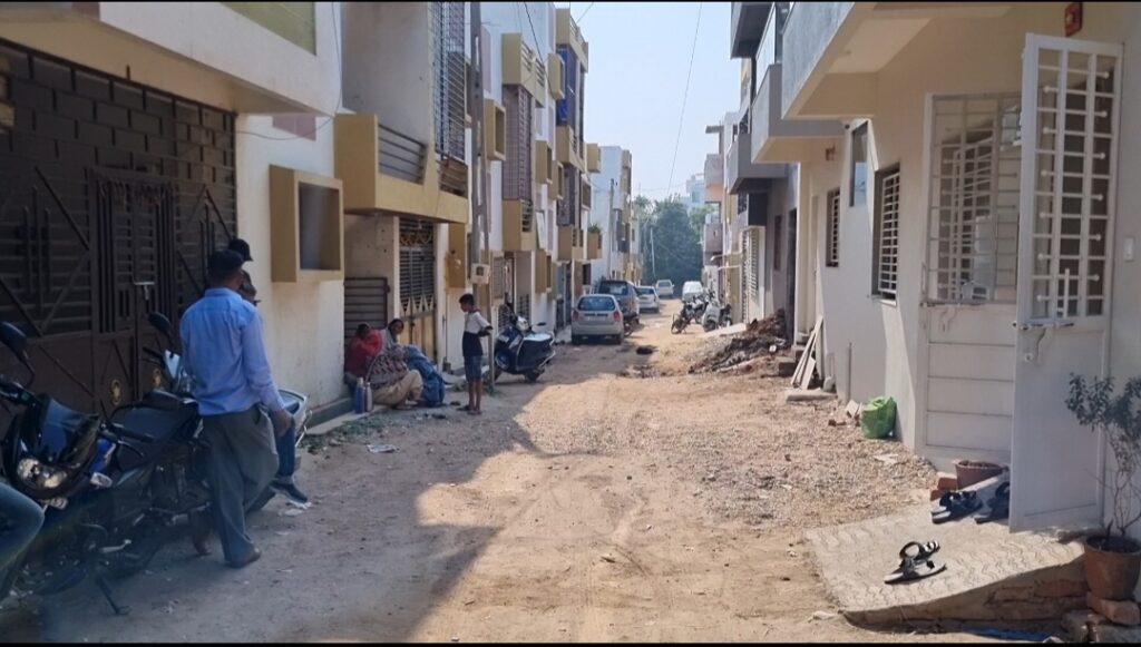 દાહોદમાં રહેણાંક સોસાયટીમાં એક ઈસમ દ્વારા સોસાયટીના કોમન પ્લોટ તેમજ જાહેર રસ્તા પર કર્યું દબાણ:સોસાયટીના રહીશોની સામુહિક રજૂઆતને પગલે દબાણ તોડવા હુકમ કરાયો..