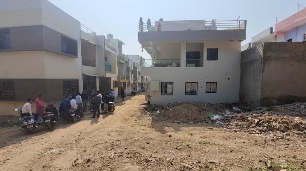 દાહોદમાં રહેણાંક સોસાયટીમાં એક ઈસમ દ્વારા સોસાયટીના કોમન પ્લોટ તેમજ જાહેર રસ્તા પર કર્યું દબાણ:સોસાયટીના રહીશોની સામુહિક રજૂઆતને પગલે દબાણ તોડવા હુકમ કરાયો..