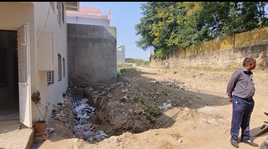 દાહોદમાં રહેણાંક સોસાયટીમાં એક ઈસમ દ્વારા સોસાયટીના કોમન પ્લોટ તેમજ જાહેર રસ્તા પર કર્યું દબાણ:સોસાયટીના રહીશોની સામુહિક રજૂઆતને પગલે દબાણ તોડવા હુકમ કરાયો..