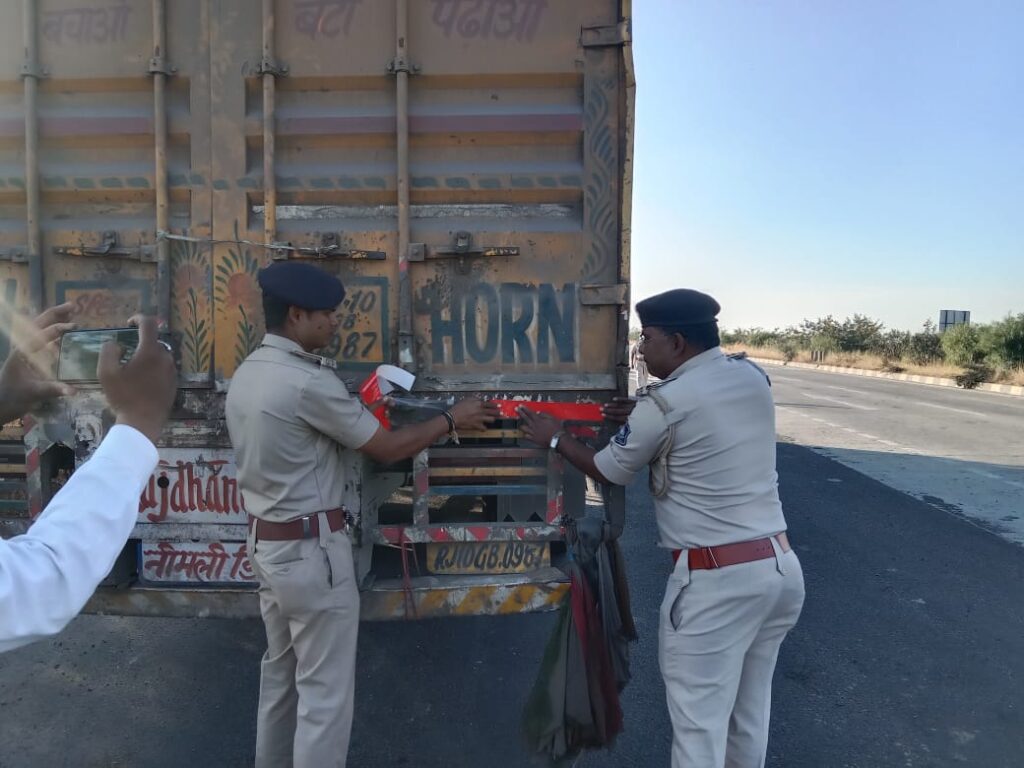 દાહોદ જિલ્લામાં પોલીસ તંત્ર દ્વારા અકસ્માતોના બનાવોને અટકાવવા તેમજ ટ્રાફિક એવરનેશ કેમ્પેઈન અંતર્ગત ગાડીઓની પાછળ રેડિયમ રિફ્લેકટર ડ્રાઇવનું આયોજન કરાયું...