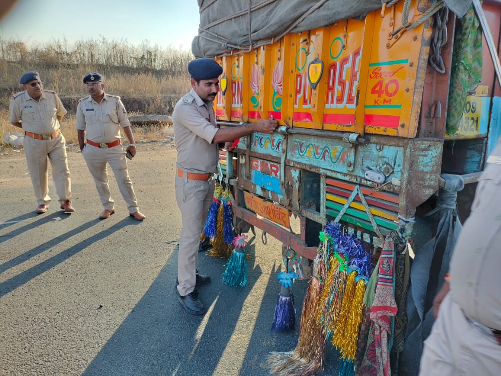 દાહોદ જિલ્લામાં પોલીસ તંત્ર દ્વારા અકસ્માતોના બનાવોને અટકાવવા તેમજ ટ્રાફિક એવરનેશ કેમ્પેઈન અંતર્ગત ગાડીઓની પાછળ રેડિયમ રિફ્લેકટર ડ્રાઇવનું આયોજન કરાયું...