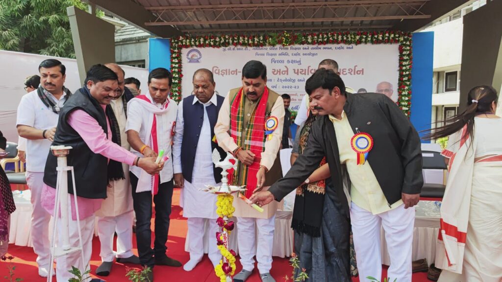 દાહોદ જિલ્લા પ્રાથમિક શિક્ષણ વિભાગના અધ્યતન સાયન્સ એન્ડ ટેકનોલોજી ફેર નું ઉદઘાટન શિક્ષણ મંત્રી કુબેર ડિંડોરના વરદ હસ્તે થયું.