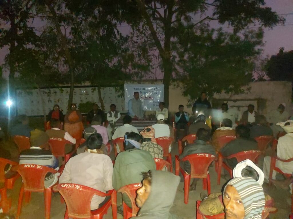 ફતેપુરા તાલુકાના પાડલીયા ગામે મામલતદાર આર પી ડીંડોરની અધ્યક્ષતામાં પાડલીયા ગામે રાત્રી સભા યોજાઈ