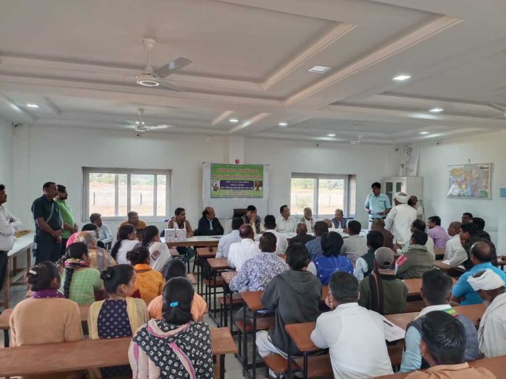 દાહોદ, પંચમહાલ અને મહીસાગર જીલ્લા ના ભીલ આદિવાસી સમાજ ના લગ્નો માં થતા ખોટા મોટા ખર્ચાઓ ને રોકવા ગુજરાત સરકાર ના (આદિજાતિ વિકાસ તથા પ્રાથમિક, માધ્યમિક અને પ્રૌઢ શિક્ષણ) ડો. કુબેર ભાઈ ડીંડોડ સાહેબે આજ રોજ સવારે હાજરી આપી હતી.