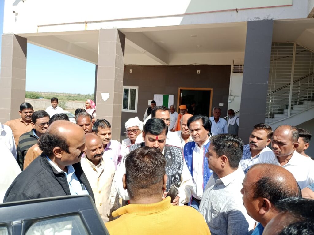 દાહોદ, પંચમહાલ અને મહીસાગર જીલ્લા ના ભીલ આદિવાસી સમાજ ના લગ્નો માં થતા ખોટા મોટા ખર્ચાઓ ને રોકવા ગુજરાત સરકાર ના (આદિજાતિ વિકાસ તથા પ્રાથમિક, માધ્યમિક અને પ્રૌઢ શિક્ષણ) ડો. કુબેર ભાઈ ડીંડોડ સાહેબે આજ રોજ સવારે હાજરી આપી હતી.